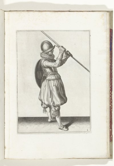 Cvičení Štít a bodec: Voják s bodcem zahnutým do obou rukou a štítem na zádech (č. 2), 1618 Nassausche Wapen-Handelinge, van Schilt, Spies, Rappier a Targe: beyde figuerlick vyobrazeny a zarámované podle nového řádu [va od Adam van Breen