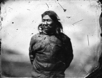 Jeden z grónských Inuitů od Admiral Edward Augustus Inglefield