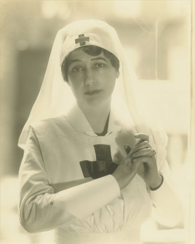 Lady Duff-Gordon jako zdravotní sestra (platinový tisk) od Adolf de Meyer