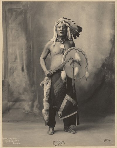 [Vysoký medvěd z Oyatu Oceti Sakowin]
 od Adolph F. Muhr