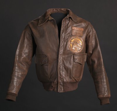 Letecká bunda Tuskegee Airman, kterou nosil podplukovník Woodrow W. Crockett, 1942. od Aero Leather Clothing Co.