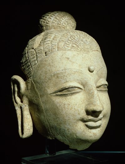 Hlava usmívajícího se Buddhy, řecko-buddhistický styl, z Afghánistánu, 1.-4. století (štuk) od Afghan School