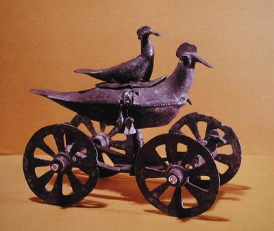 Votivní vůz v podobě dvou ptáků, z Glasinac u Sarajeva (bronz) od Iron Age