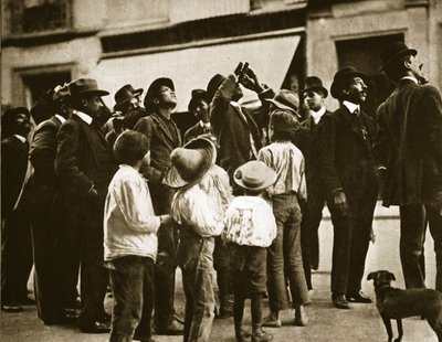 Pouliční dav v Mexico City pozorující Halleyovu kometu, duben 1910 od Agustin Victor Casasola