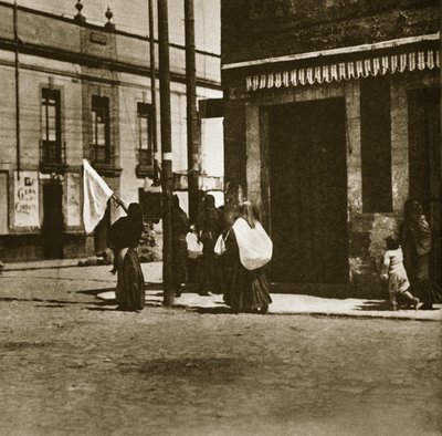 Ženy kráčející po ulicích pod závojem bílé vlajky během „La decena tragica“ v Mexico City, únor 1913 od Agustin Victor Casasola
