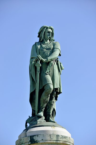 Kolosální socha Vercingetorixe (72-46 př.nl), galského vůdce - Socha Millet Aime (1819-1891) 6,60 m vysoká erige v roce 1865 na západní části Mont Auxois (základna 7 m vysoká od Viollet Le Duc) Alise Sainte Reine 1865 od Aime Millet