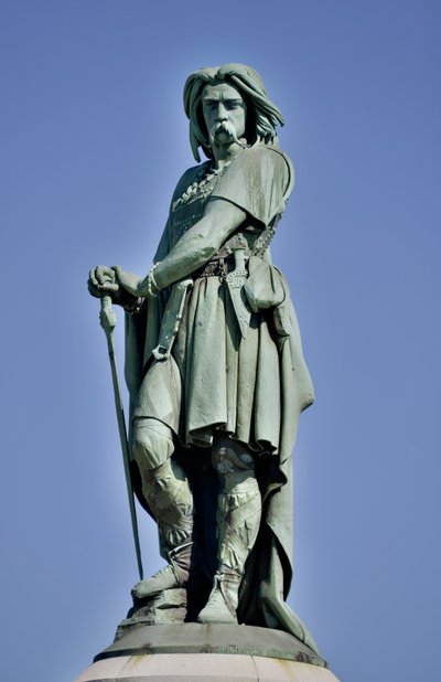 Kolosální socha Vercingetorixe (72-46 př.nl), galského vůdce - Socha Millet Aime (1819-1891) 6,60 m vysoká erige v roce 1865 na západní části Mont Auxois (základna 7 m vysoká od Viollet Le Duc) Alise Sainte Reine 1865 od Aime Millet