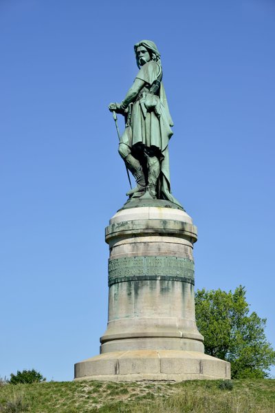 Kolosální socha Vercingetorixe (72-46 př.nl), galského vůdce - Socha Millet Aime (1819-1891) 6,60 m vysoká erige v roce 1865 na západní části Mont Auxois (základna 7 m vysoká od Viollet Le Duc) Alise Sainte Reine 1865 od Aime Millet