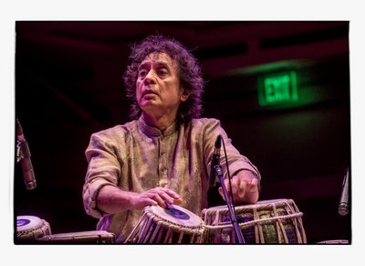 Zakir Hussain v Schermerhorn Symphony Center, Nashville, 2018 (foto) od Alan Messer