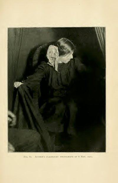 Eva Carrière produkující ektoplazmu, Paříž, 8. května 1912, z „Fenomény materializace: příspěvek k výzkumu mediumistických teleplastů“ od Alberta von Schrenck-Notzinga od Albert Freiherr von Schrenck Notzing