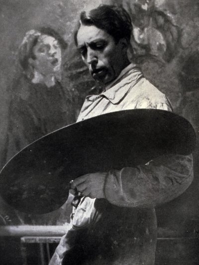 Portrét malíře Tullio Silvestriho při práci ve svém ateliéru. Umělec pózuje a dívá se na svou paletu, kterou drží, a naznačuje intenzitu tvůrčího okamžiku v procesu (č/b fotografie) od Alberto Segre