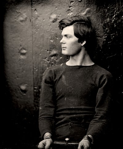 Lewis Powell v žehličkách na zápěstí na palubě USS Saugus, 1865 od Alexander Gardner