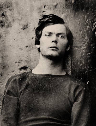 Lewis Powell v žehličkách na zápěstí na palubě USS Saugus, 1865 od Alexander Gardner