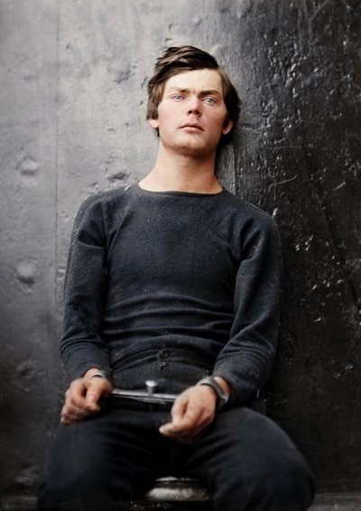 Lewis Powell v žehličkách na zápěstí na palubě USS Saugus, 1865 od Alexander Gardner