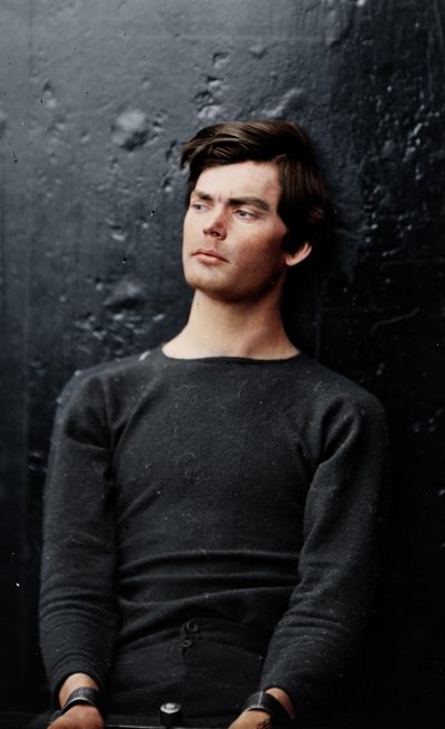 Lewis Powell v žehličkách na zápěstí na palubě USS Saugus, 1865 od Alexander Gardner