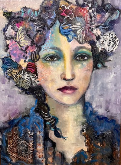 Žena v texturovaném uměleckém díle od Alexandra Higgins