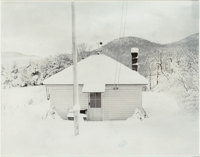 První sníh a domeček od Alfred Stieglitz