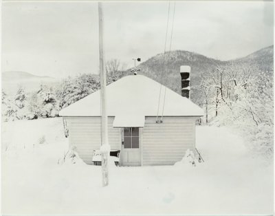 První sníh a domeček, 1923. od Alfred Stieglitz