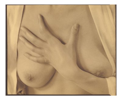 Georgia O’Keeffe – Ruka a prsa od Alfred Stieglitz