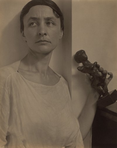 Georgia O’Keeffe s Matissovou sochou od Alfred Stieglitz