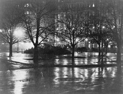 Odrazy, noc, New York, kolem roku 1898 (hlubotisk) od Alfred Stieglitz