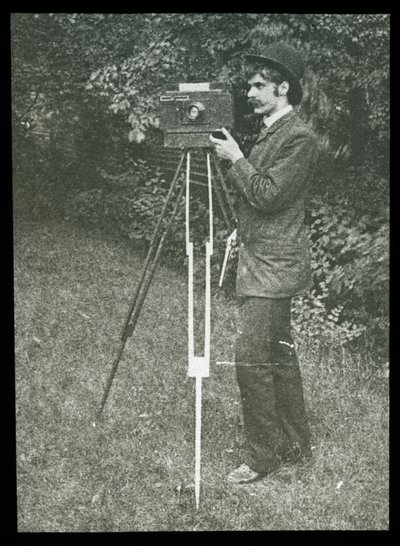 Autoportrét s fotoaparátem, stativem a pistolí od Alfred Stieglitz