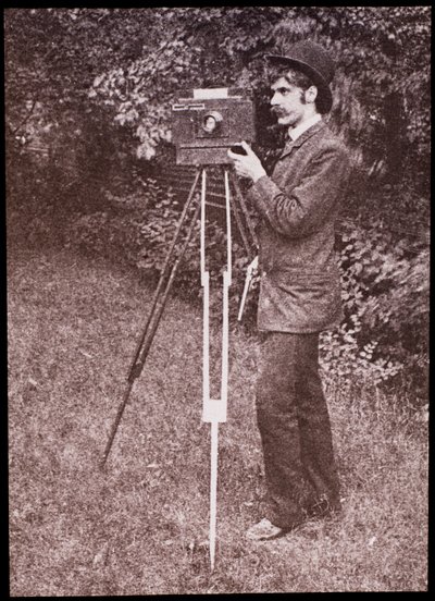 Autoportrét s fotoaparátem, stativem a pistolí od Alfred Stieglitz