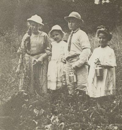 Bez názvu (Flora, Elizabeth, Howard a Kitty v poli Lake George) od Alfred Stieglitz