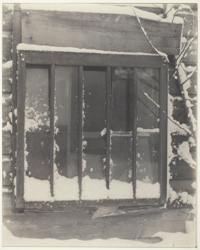 Okno: dřevo, sklo, sníh od Alfred Stieglitz