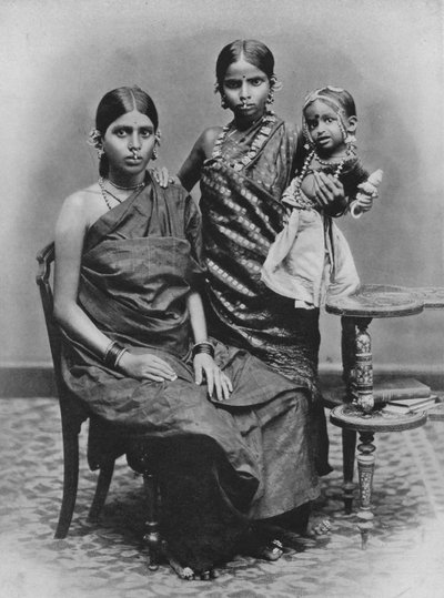 Tamilské dámy s ozdobami na dálku a na nohou, c1890, 1910 od Alfred William Amandus Plate