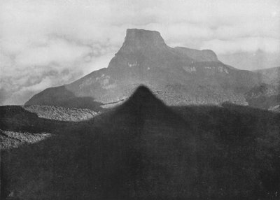 The Shadow of Adams Peak a Bible Rock. Převzato z vrcholu při východu slunce, c1890, 1910 od Alfred William Amandus Plate