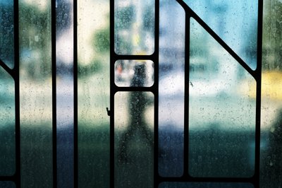 Deštivá ulice Glass – pohled z ulice od Ali Ayer