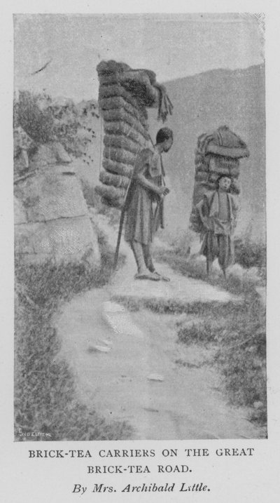 Brick-Tea Carriers on the Great Brick-Tea Road (č/b foto) od Alicia Little