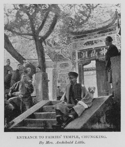 Vchod do chrámu víl, Chungking (černobílá fotografie) od Alicia Little