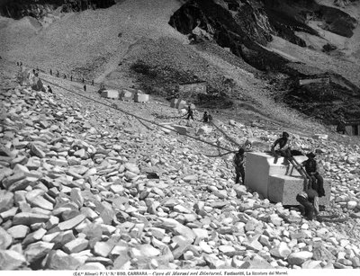 Etapa opracování mramoru v lomech poblíž Carrara (č/b foto) od Fratelli Alinari