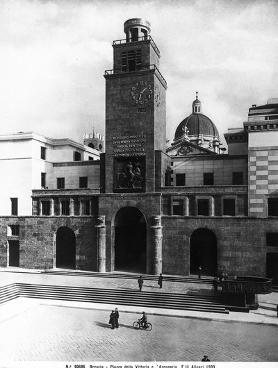 Piazza della Vittoria s Mussoliniho věží, Brescia (čb fotografie) od Fratelli Alinari