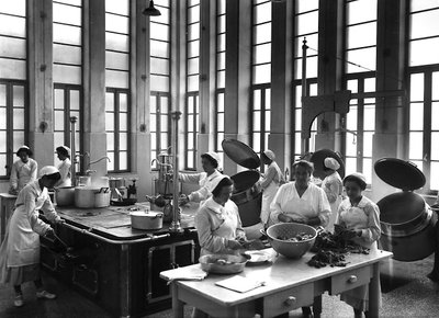 Villa Rosa Maltoni Mussolini: kuchaři připravující jídla (černobílá fotografie) od Fratelli Alinari
