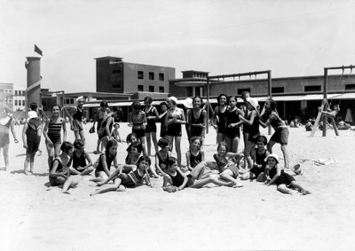 Villa Rosa Maltoni Mussolini: studentky letního tábora, během rekreace, na pláži (černobílá fotografie) od Fratelli Alinari