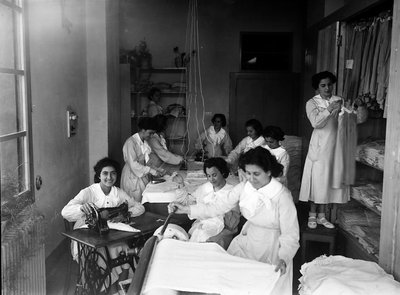 Villa Rosa Maltoni Mussolini: dívky žehlí a připravují prádlo (černobílá fotografie) od Fratelli Alinari