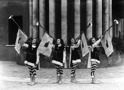Villa Rosa Maltoni Mussolini: skupina mladých dívek oblečených jako pážáci (černobílá fotografie) od Fratelli Alinari