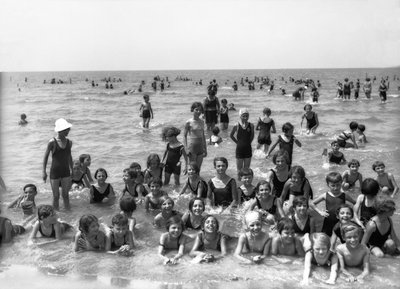 Villa Rosa Maltoni Mussolini: studenti letního tábora, pózují při plavání (černobílá fotografie) od Fratelli Alinari
