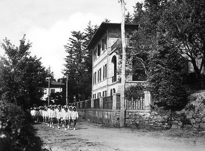 Villa Rosa Maltoni Mussolini: mladé studentky na procházce (černobílá fotografie) od Fratelli Alinari