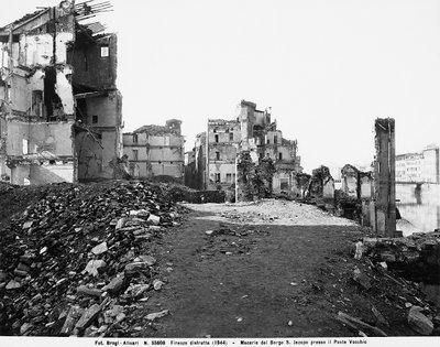 Druhá světová válka: Škody způsobené bombardováním v Borgo San Jacopo na Ponte Vecchio ve Florencii. Tato fotografie byla dříve součástí sbírky Brogi, ale nyní patří do sbírky Alinari (černobílá fotografie) od Fratelli Alinari