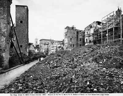 Druhá světová válka: Pohled na trosky na Via Por Santa Maria mezi Santo Stefano al Ponte a věžemi Baldovinetti a Amidei ve Florencii po bombardování. Tato fotografie byla dříve součástí sbírky Brogi, ale nyní patří do sbírky Alinari C od Fratelli Alinari