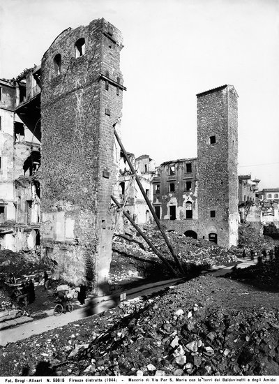 Druhá světová válka: trosky na Via Por Santa Maria s věžemi Baldovinetti a Amidei ve Florencii po bombardování. Tato fotografie byla dříve součástí sbírky Brogi, ale nyní patří do sbírky Alinari (černobílá fotografie) od Fratelli Alinari