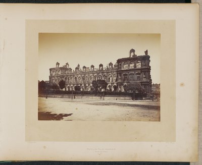Radnice vyhořela. Fasáda na nábřeží. od Alphonse J. Liébert