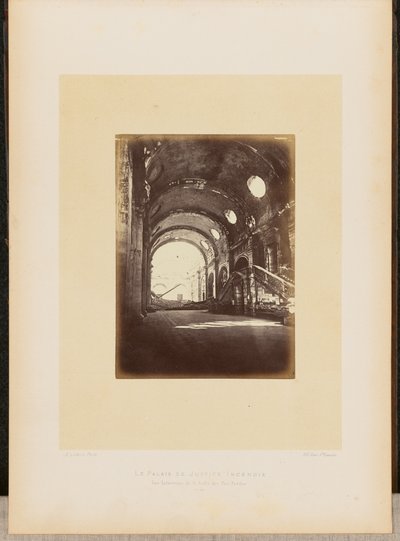 Hořící Justiční palác. Pohled do interiéru Salle des Pas-Perdus. od Alphonse J. Liébert