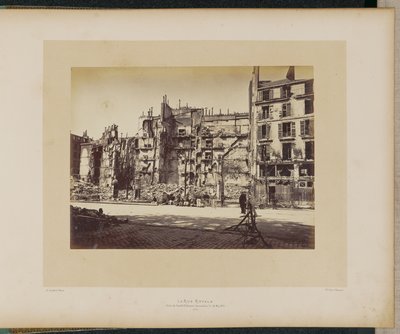 Ulice Rue Royale (na rohu s ulicí Faubourg Saint-Honoré) vyhořela 24. května 1871. od Alphonse J. Liébert