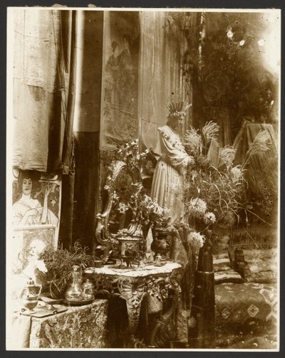 [Koutek Muchova ateliéru se sochami, grafikami a květinami, Rue du Val-de-Grâce, Paříž] od Alphonse Maria Mucha