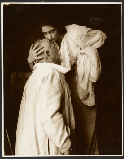 [Alfons Mucha v kostýmu s dcerou Jaroslavou jako modelem pro plakát, "De Forest Phonofilm" první "talkkie" promítaný v kině Bio Adria (Praha), Zbiroh, Čechy] od Alphonse Maria Mucha